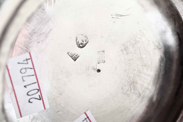 Caffettiera in argento fuso, cesellato e inciso. Firenze 1755-1760, argentiere LB, saggiatore Andrea Cambi  - Asta Argenti del XX secolo - Associazione Nazionale - Case d'Asta italiane