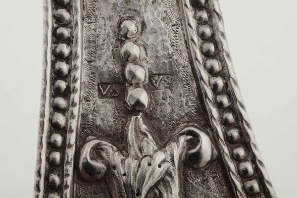 Palmatoria. Argento fuso, sbalzato e cesellato. Argenteria italiana del XVIII-XIX secolo (Gran ducato di Toscana ?)  - Asta Argenti del XX secolo - Associazione Nazionale - Case d'Asta italiane