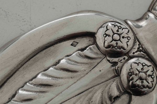Palmatoria. Argento fuso, sbalzato e cesellato. Gran ducato di Toscana XIX secolo. Argentiere Giovanni Battista Guadagni  - Asta Argenti del XX secolo - Associazione Nazionale - Case d'Asta italiane