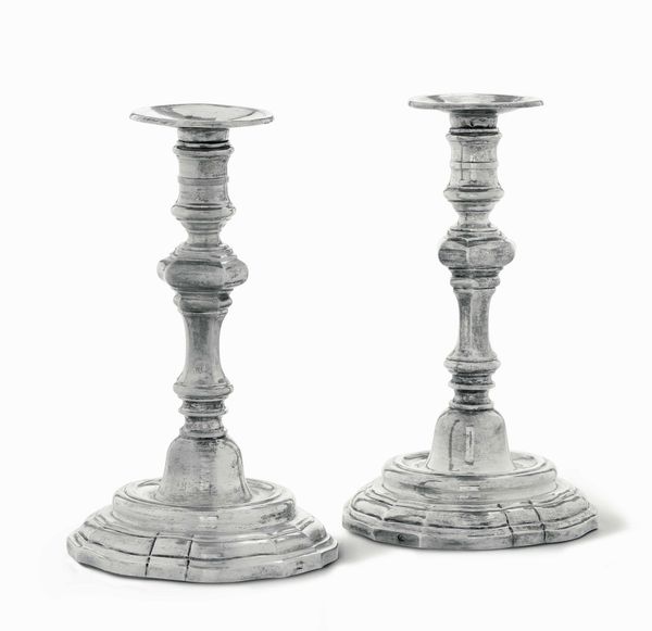 Coppia di candelieri. Argento fuso e sbalzato. Roma ultimo quarto del XVIII secolo. Maestro argentiere Giovanni Battista Sabatini (1766-1816)  - Asta Argenti del XX secolo - Associazione Nazionale - Case d'Asta italiane