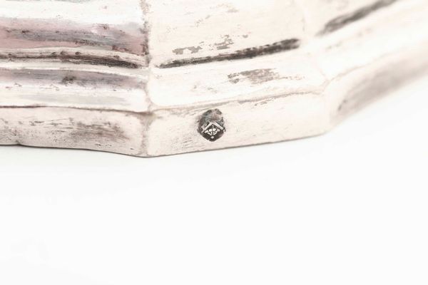 Coppia di candelieri. Argento fuso e sbalzato. Roma ultimo quarto del XVIII secolo. Maestro argentiere Giovanni Battista Sabatini (1766-1816)  - Asta Argenti del XX secolo - Associazione Nazionale - Case d'Asta italiane