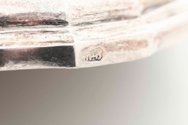 Coppia di candelieri. Argento fuso e sbalzato. Roma ultimo quarto del XVIII secolo. Maestro argentiere Giovanni Battista Sabatini (1766-1816)  - Asta Argenti del XX secolo - Associazione Nazionale - Case d'Asta italiane