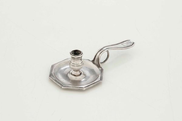 Bugia. Argento fuso, sbalzato e cesellato. Roma seconda met� del XVIII secolo. Marchio dell�argentiere consunto di difficile lettura  - Asta Argenti del XX secolo - Associazione Nazionale - Case d'Asta italiane