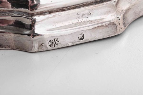 Coppia di doppieri Argento fuso, sbalzato e cesellato Roma 1795 - 1799 marchio dell�argentiere consunto di difficile lettura  - Asta Argenti del XX secolo - Associazione Nazionale - Case d'Asta italiane