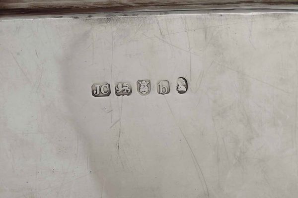 Vassoio. Argento sterling fuso, sagomato e cesellato. Bollo della citt di Londra per l'anno 1817 e dellargentiere John crouch  - Asta Argenti del XX secolo - Associazione Nazionale - Case d'Asta italiane