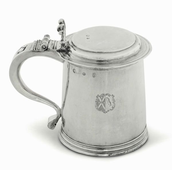 Tankard in argento fuso, sbalzato e cesellato. Londra XVII secolo (?) marchio dell'argentiere con oca in cerchio perlinato  - Asta Argenti del XX secolo - Associazione Nazionale - Case d'Asta italiane