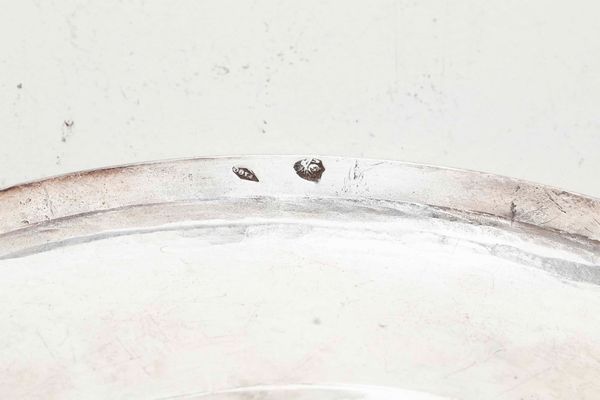 Quattrodici piatti. Argento fuso e sbalzato. Roma 1815-1872. Maestro argentiere Pietro Ossani (1837-1870) e Maestro argentiere Pietro Belli (1824-1828)  - Asta Argenti del XX secolo - Associazione Nazionale - Case d'Asta italiane