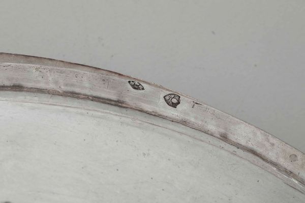 Quattrodici piatti. Argento fuso e sbalzato. Roma 1815-1872. Maestro argentiere Pietro Ossani (1837-1870) e Maestro argentiere Pietro Belli (1824-1828)  - Asta Argenti del XX secolo - Associazione Nazionale - Case d'Asta italiane