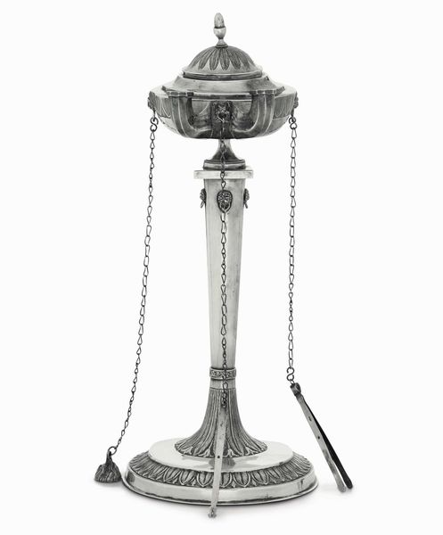 Lucerna. Argento fuso, sbalzato e cesellato. Bolli della citt� di Roma in uso dopo il 1815. Marchio del maestro argentiere Angelo Giannotti (sulla pinza)  - Asta Argenti del XX secolo - Associazione Nazionale - Case d'Asta italiane