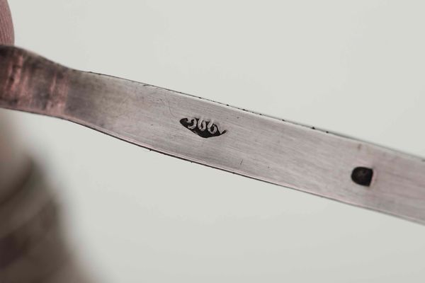 Lucerna. Argento fuso, sbalzato e cesellato. Bolli della citt� di Roma in uso dopo il 1815. Marchio del maestro argentiere Angelo Giannotti (sulla pinza)  - Asta Argenti del XX secolo - Associazione Nazionale - Case d'Asta italiane