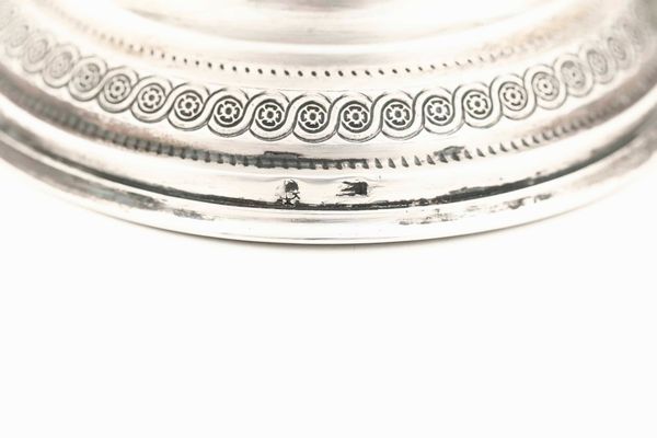 Bugia. Argento fuso e cesellato. Probabilmente Roma, Italia XIX-XX secolo  - Asta Argenti del XX secolo - Associazione Nazionale - Case d'Asta italiane