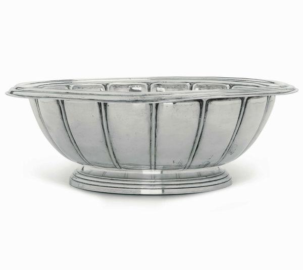 Bacile. Argento fuso, sbalzato e cesellato. Napoli met� XIX secolo. Marchio dell�argentiere FR (non identificato)  - Asta Argenti del XX secolo - Associazione Nazionale - Case d'Asta italiane