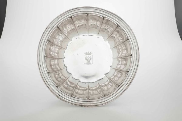 Bacile. Argento fuso, sbalzato e cesellato. Napoli met� XIX secolo. Marchio dell�argentiere FR (non identificato)  - Asta Argenti del XX secolo - Associazione Nazionale - Case d'Asta italiane