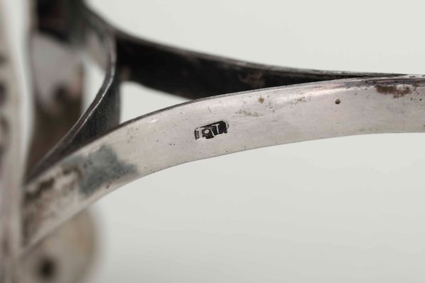 Zuccheriera. Argento fuso, sbalzato e cesellato. Argenteria italiana del XIX secolo. Marchio camerale e dell�argentiere non identificati  - Asta Argenti del XX secolo - Associazione Nazionale - Case d'Asta italiane