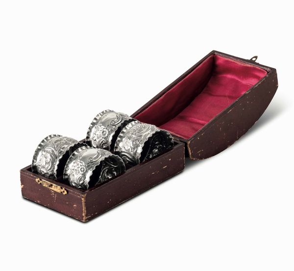 Quattro portatovaglioli. Argento sterling fuso, sbalzato e cesellato. Marchio della citt� di Birmingham per l'anno 1903. Argentiere William Davenport  - Asta Argenti del XX secolo - Associazione Nazionale - Case d'Asta italiane
