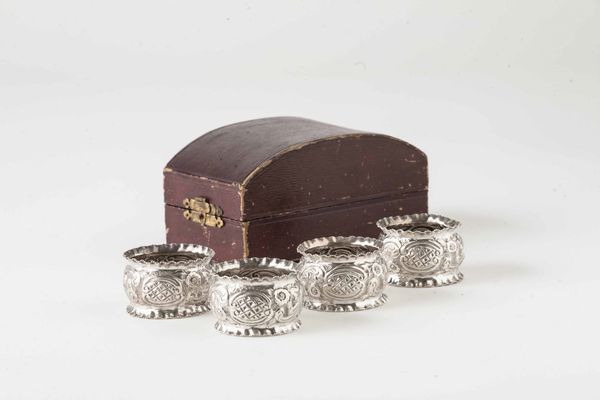 Quattro portatovaglioli. Argento sterling fuso, sbalzato e cesellato. Marchio della citt� di Birmingham per l'anno 1903. Argentiere William Davenport  - Asta Argenti del XX secolo - Associazione Nazionale - Case d'Asta italiane