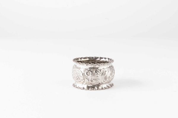 Quattro portatovaglioli. Argento sterling fuso, sbalzato e cesellato. Marchio della citt� di Birmingham per l'anno 1903. Argentiere William Davenport  - Asta Argenti del XX secolo - Associazione Nazionale - Case d'Asta italiane