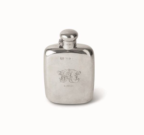 Fiaschetta da whisky. Argento sterling fuso, sbalzato e cesellato. Marchio della citt� di Birmingham per l'anno 1906, argentiere Mappin & Webb  - Asta Argenti del XX secolo - Associazione Nazionale - Case d'Asta italiane