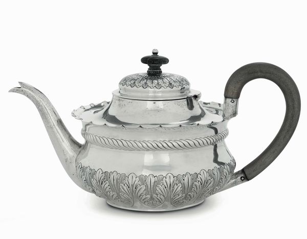 Teiera. Argento fuso, sbalzato e cesellato. Edimburgo 1908, argentiere Hamilton & Inches  - Asta Argenti del XX secolo - Associazione Nazionale - Case d'Asta italiane
