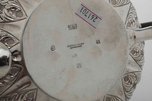 Teiera. Argento fuso, sbalzato e cesellato. Edimburgo 1908, argentiere Hamilton & Inches  - Asta Argenti del XX secolo - Associazione Nazionale - Case d'Asta italiane