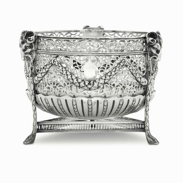 Centrotavola. Argento fuso, sagomato e cesellato. Bollo della citt� di Chester per l�anno 1909 e dell�argentiere (non identificato)  - Asta Argenti del XX secolo - Associazione Nazionale - Case d'Asta italiane