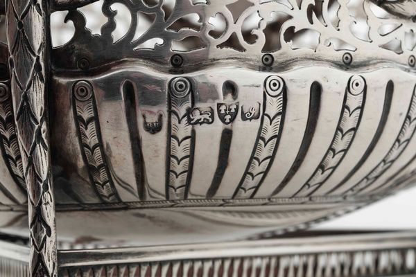 Centrotavola. Argento fuso, sagomato e cesellato. Bollo della citt� di Chester per l�anno 1909 e dell�argentiere (non identificato)  - Asta Argenti del XX secolo - Associazione Nazionale - Case d'Asta italiane