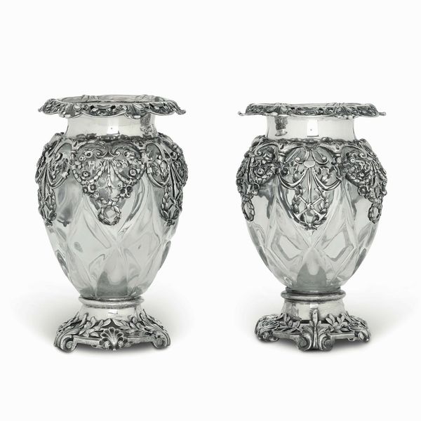 Coppia di vasi. Argento fuso, traforato e cesellato e vetro molato. Londra 1913. Argentiere Mappin & Webb  - Asta Argenti del XX secolo - Associazione Nazionale - Case d'Asta italiane