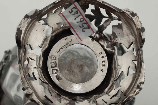 Coppia di vasi. Argento fuso, traforato e cesellato e vetro molato. Londra 1913. Argentiere Mappin & Webb  - Asta Argenti del XX secolo - Associazione Nazionale - Case d'Asta italiane