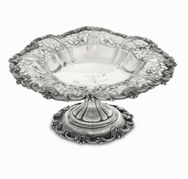 Alzata. Argento fuso, sbalzato, traforato e cesellato. Chester 1912. Marchio dell�argentiere non identificato  - Asta Argenti del XX secolo - Associazione Nazionale - Case d'Asta italiane