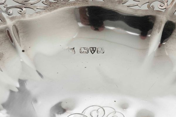 Alzata. Argento fuso, sbalzato, traforato e cesellato. Chester 1912. Marchio dell�argentiere non identificato  - Asta Argenti del XX secolo - Associazione Nazionale - Case d'Asta italiane