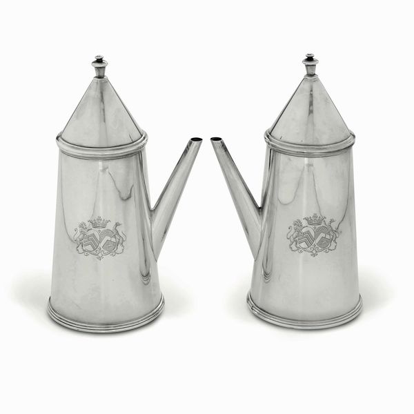 Coppia di teiere. Argento fuso, sagomato e cesellato. Manici in legno. Argenteria inglese del XX secolo. Marchi della citt� di Birmingham per l'anno 1915 e dell'argentiere  - Asta Argenti del XX secolo - Associazione Nazionale - Case d'Asta italiane