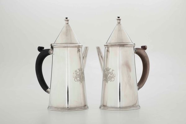 Coppia di teiere. Argento fuso, sagomato e cesellato. Manici in legno. Argenteria inglese del XX secolo. Marchi della citt� di Birmingham per l'anno 1915 e dell'argentiere  - Asta Argenti del XX secolo - Associazione Nazionale - Case d'Asta italiane