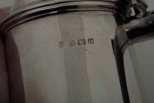 Coppia di teiere. Argento fuso, sagomato e cesellato. Manici in legno. Argenteria inglese del XX secolo. Marchi della citt� di Birmingham per l'anno 1915 e dell'argentiere  - Asta Argenti del XX secolo - Associazione Nazionale - Case d'Asta italiane