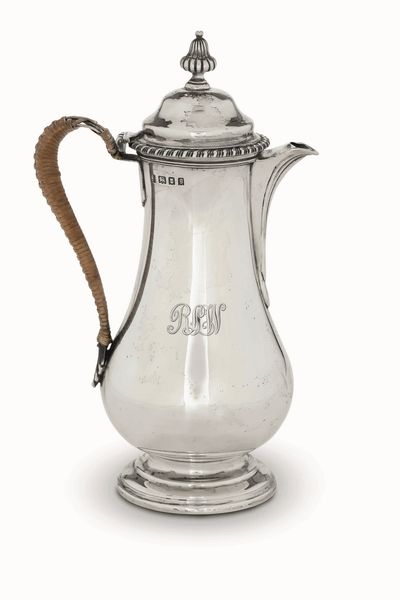 Caffettiera. Argento fuso, sbalzato e cesellato. Marchi della citt� di Londra per l'anno 1922 e dell'argentiere (non identificato)  - Asta Argenti del XX secolo - Associazione Nazionale - Case d'Asta italiane
