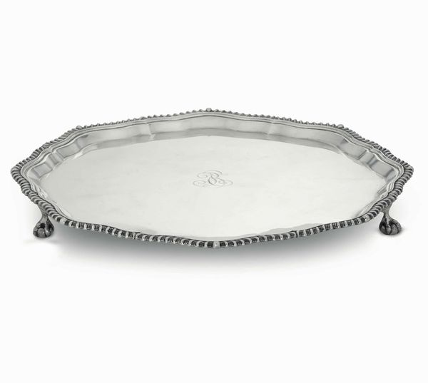 Salver. Argento fuso, sbalzato e cesellato. Marchio della citt� di Sheffield per l�anno 1915. Argentiere Mappin & webb  - Asta Argenti del XX secolo - Associazione Nazionale - Case d'Asta italiane