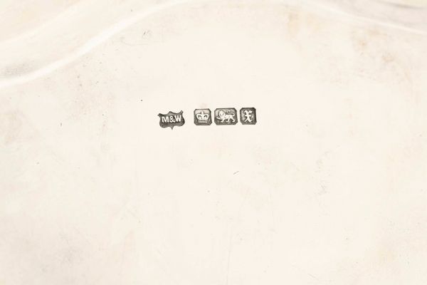 Salver. Argento fuso, sbalzato e cesellato. Marchio della citt� di Sheffield per l�anno 1915. Argentiere Mappin & webb  - Asta Argenti del XX secolo - Associazione Nazionale - Case d'Asta italiane