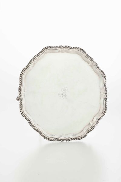 Salver. Argento fuso, sbalzato e cesellato. Marchio della citt� di Sheffield per l�anno 1915. Argentiere Mappin & webb  - Asta Argenti del XX secolo - Associazione Nazionale - Case d'Asta italiane