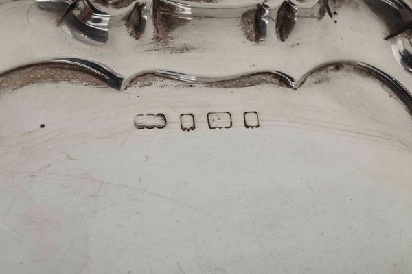 Salver. Argento fuso, sbalzato e cesellato. Birmingham inizio XX secolo. Argentiere Elkington & C.  - Asta Argenti del XX secolo - Associazione Nazionale - Case d'Asta italiane