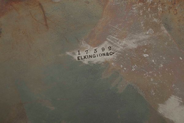 Salver. Argento fuso, sbalzato e cesellato. Birmingham inizio XX secolo. Argentiere Elkington & C.  - Asta Argenti del XX secolo - Associazione Nazionale - Case d'Asta italiane