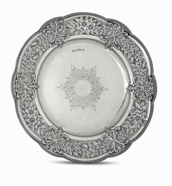 Piatto. Argento sterling fuso e cesellato. Inghilterra, marchio della citt� di Sheffield per l�anno 1875 e dell�argentiere (non identificato)  - Asta Argenti del XX secolo - Associazione Nazionale - Case d'Asta italiane