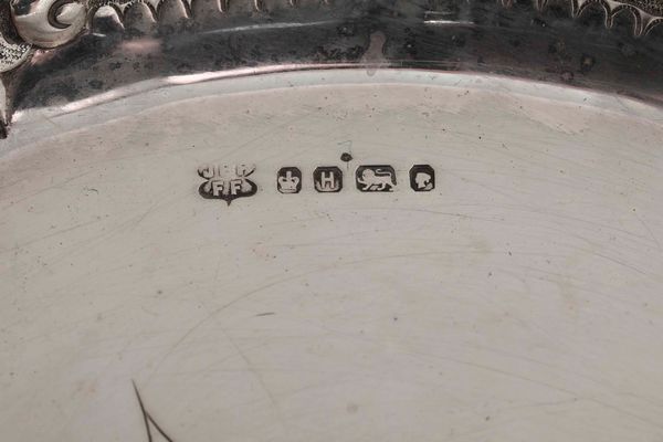 Piatto. Argento sterling fuso e cesellato. Inghilterra, marchio della citt� di Sheffield per l�anno 1875 e dell�argentiere (non identificato)  - Asta Argenti del XX secolo - Associazione Nazionale - Case d'Asta italiane