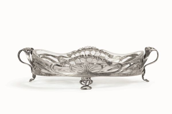 Centrotavola in argento fuso, traforato e cesellato. Manifattura europea (Austria?) di inizio XX secolo.  - Asta Argenti del XX secolo - Associazione Nazionale - Case d'Asta italiane