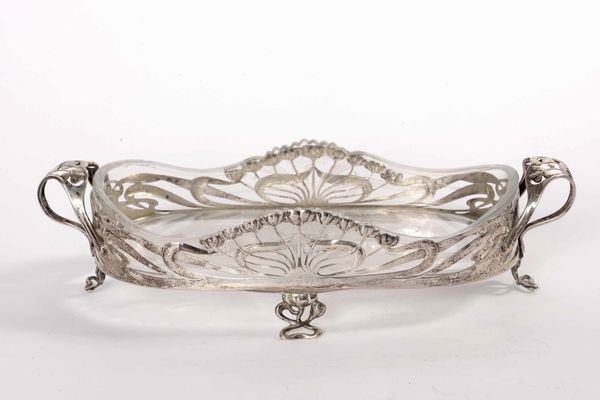 Centrotavola in argento fuso, traforato e cesellato. Manifattura europea (Austria?) di inizio XX secolo.  - Asta Argenti del XX secolo - Associazione Nazionale - Case d'Asta italiane