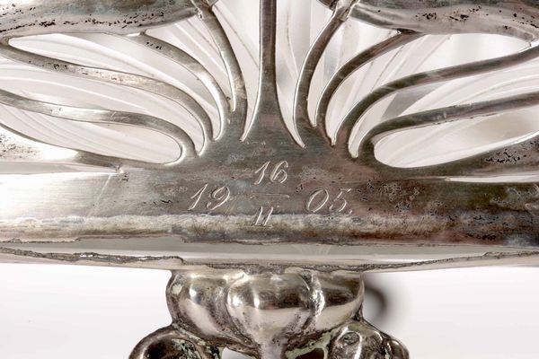 Centrotavola in argento fuso, traforato e cesellato. Manifattura europea (Austria?) di inizio XX secolo.  - Asta Argenti del XX secolo - Associazione Nazionale - Case d'Asta italiane