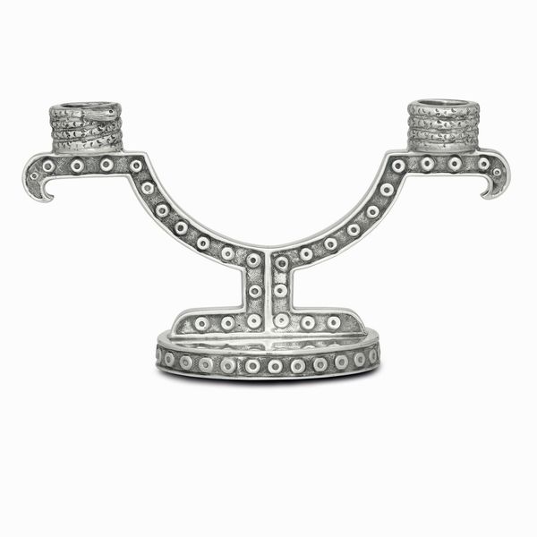 Raro candelabro. Argento fuso, sagomato e cesellato. Vienna 1903-1932 (Wiener Werkstatte). Designer Joseph Hoffman (?). Argentiere Joseph Wagner  - Asta Argenti del XX secolo - Associazione Nazionale - Case d'Asta italiane