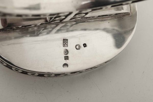 Raro candelabro. Argento fuso, sagomato e cesellato. Vienna 1903-1932 (Wiener Werkstatte). Designer Joseph Hoffman (?). Argentiere Joseph Wagner  - Asta Argenti del XX secolo - Associazione Nazionale - Case d'Asta italiane