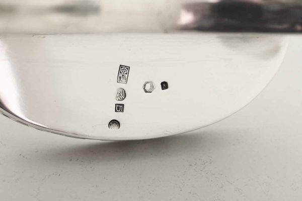 Raro candelabro. Argento fuso, sagomato e cesellato. Vienna 1903-1932 (Wiener Werkstatte). Designer Joseph Hoffman (?). Argentiere Joseph Wagner  - Asta Argenti del XX secolo - Associazione Nazionale - Case d'Asta italiane