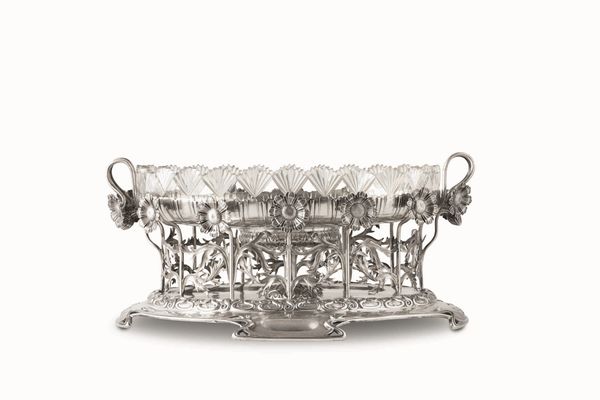 Centrotavola. Argento fuso, sbalzato, traforato e cesellato. Manifattura tedesca Wilkens & S�ne, modello 133168 depositato nel 1899. Marchio 800 Marty Torino 1905  - Asta Argenti del XX secolo - Associazione Nazionale - Case d'Asta italiane