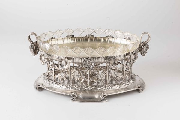 Centrotavola. Argento fuso, sbalzato, traforato e cesellato. Manifattura tedesca Wilkens & S�ne, modello 133168 depositato nel 1899. Marchio 800 Marty Torino 1905  - Asta Argenti del XX secolo - Associazione Nazionale - Case d'Asta italiane
