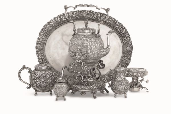 Importante servizio da t� e caff�. Argento fuso, sagomato, traforato e cesellato. Olanda 1913  - Asta Argenti del XX secolo - Associazione Nazionale - Case d'Asta italiane